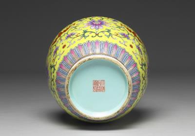 图片[3]-Yellow-ground vase with ring handles and auspicious decoration in fa-lang-ts’ai enamels, Ch’ien-lung reign (1736-1795), Ch’ing dynasty-China Archive